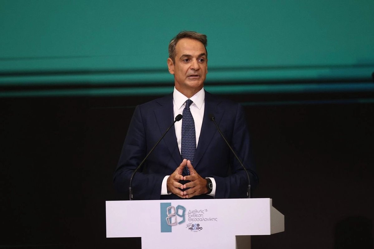 ASdoukou's tweet photo. «Κυρίες και κύριοι, κλείνω με την εξής παρατήρηση: σε όλη την Ελλάδα συναντώ προκομένους ανθρώπους, με όνειρα και φιλοδοξίες. Συναντώ φοιτητές που δουλεύουν σεζόν το καλοκαίρι με στόχο να καλύψουν τις ανάγκες του χειμώνα. Νέους επιχειρηματίες που πασχίζουν να στήσουν την επιχείρησή τους. Γιατρούς του ΕΣΥ που τιμούν τον όρκο του Ιπποκράτη, συχνά σε δύσκολες συνθήκες. Λιμενικούς που φυλούν με αυταπάρνηση τα σύνορά μας. Αγρότες που τολμούν νέες καλλιέργειες. Οικογενειάρχες υπαλλήλους με όνειρο το καλύτερο αύριο για τα παιδιά τους. Συνταξιούχους οι οποίοι επέλεξαν να εργάζονται, όχι μόνο γιατί χρειάζονται ένα συμπληρωματικό εισόδημα, αλλά γιατί έτσι αισθάνονται χρήσιμοι και παραγωγικοί. 

Είναι μόνο κάποια από τα πρόσωπα της Ελλάδας που θέλει να προχωρήσει μπροστά, ανεξάρτητα αν κάποιοι αδυνατούν να την ακολουθήσουν. Είναι η Ελλάδα που ξυπνά για να δουλέψει νωρίς, ενώ παρατηρεί και κατανοεί, συγκρίνει και κρίνει, ζυγίζει και αποφασίζει.
    
Αυτή η Ελλάδα καλείται στο εξής να πάρει στα χέρια της τη σκυτάλη του μέλλοντος. Και σε αυτή την Ελλάδα ακριβώς απευθύνομαι σήμερα.»

ΔΕΘ 6/9/25
Κυριάκος Μητσοτάκης