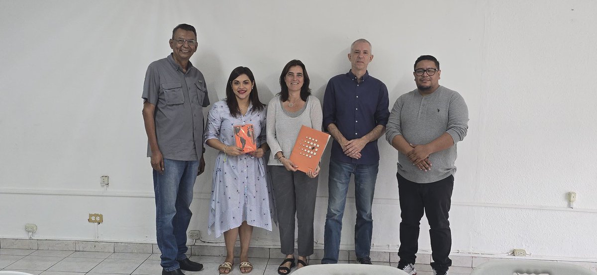 FonsCatala's tweet photo. Tanquem la missió institucional d'aquesta setmana al #Salvador amb una trobada a la seu de @CECADEsv amb el seu president, Gustavo Amaya; Adela Lemus, directora executiva; i
Alexis Rivas, director de territori. https://t.co/0eSa8nC1lT