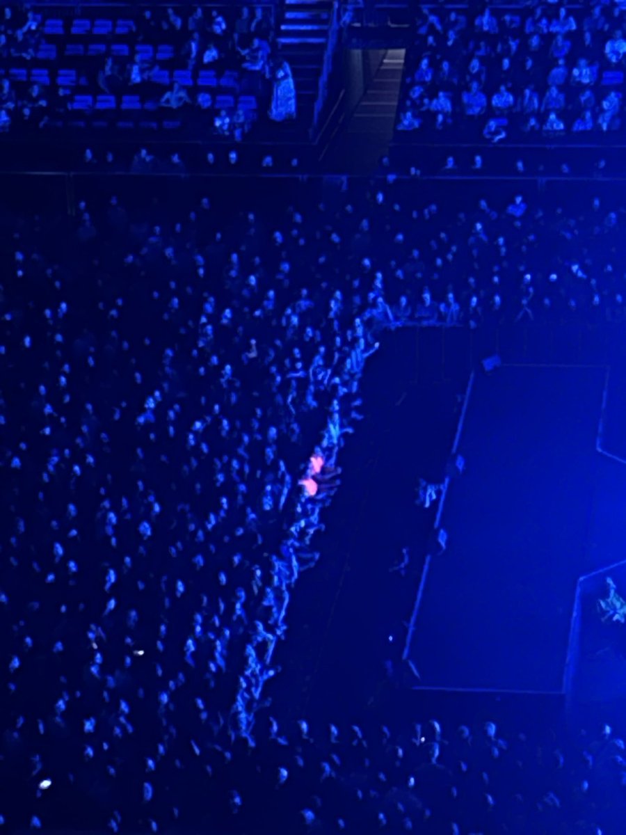 Who’s wearing the away kit at Tom Grennan then? 😂 #PUSB