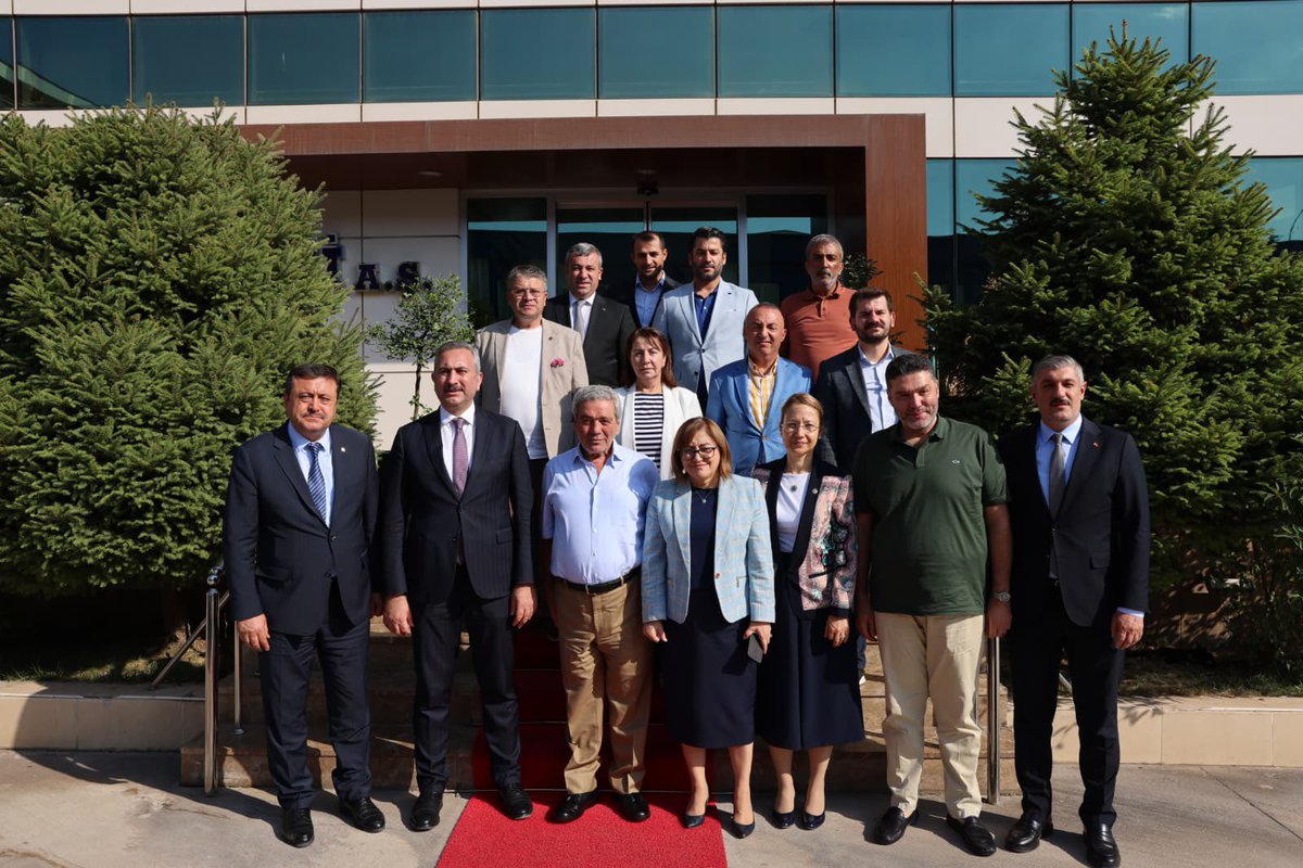 Grup Başkan Vekilimiz Sayın Abdulhamit Gül, İl Başkanımız Sayın Fatih Muhaddis Fedaioğlu, Büyükşehir Belediye Başkanımız Sayın Fatma Şahin, Milletvekilimiz Sayın Derya Bakbak ve il yönetim kurulu üyelerimiz ile birlikte, Şireci Tekstil Sahibi Sayın Ahmet Şireci’ye geçmiş olsun