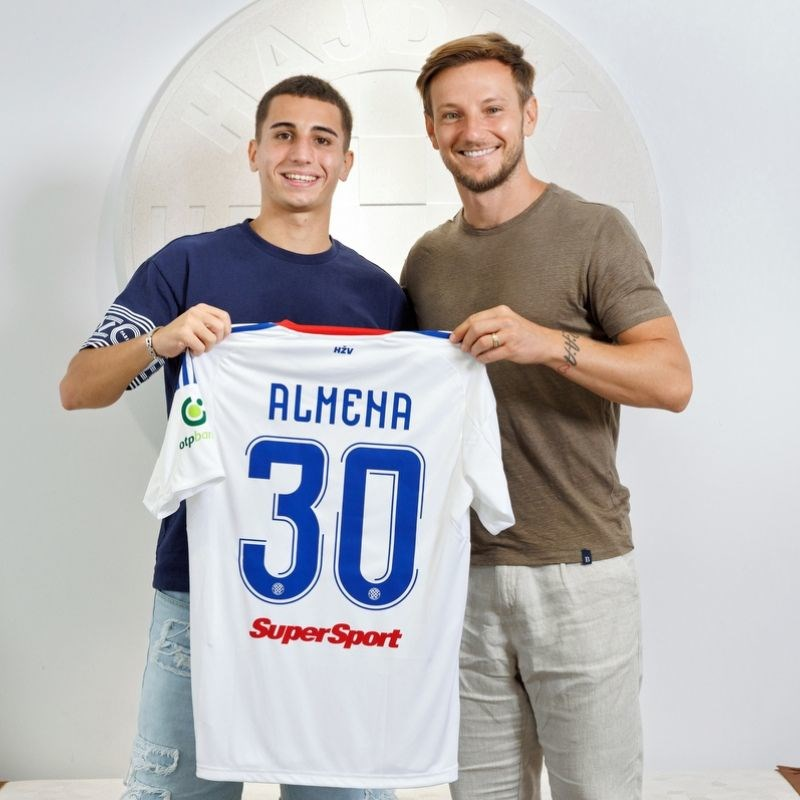 CroatiaFooty's tweet photo. 🎙️ Iker Almena on joining Hajduk:
"I am very happy to have come to Hajduk. From the first conversation with Rakitić, it was clear to me that I wanted to return to Europe and play right here.
The opportunity came, and I wanted to take it, mainly because of his words."
#Almena #Hajduk #HNL