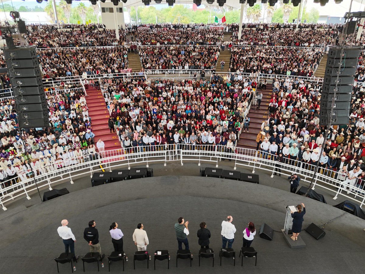 EVillegasV's tweet photo. 🥩 Durante su visita a nuestro estado, la presidenta @Claudiashein presentó su Informe y anunció un programa de 700 MDP para fortalecer la producción de carne de la mejor calidad en Durango, Sonora y Coahuila.

Este recurso incluye:
🔹 La entrega de sementales bovinos
🔹 La creación de un fondo de apoyo para la engorda
🔹 El impulso de centros de producción de carne orientados tanto al mercado interno como a la exportación

Gracias, presidenta, por su compromiso con Durango y por impulsar un campo fuerte y competitivo. 🐄🇲🇽💪