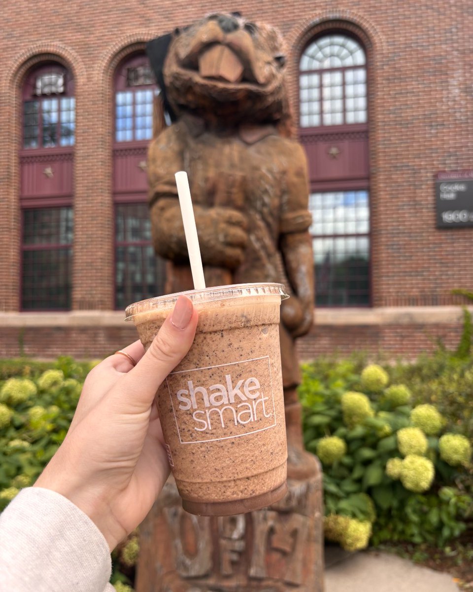 MFoodCo1's tweet image. Why choose between coffee and protein when you can have both? Get in your fix with September’s Shake of the Month - Java Chip! ☕ 🍫 

Pair it with the new bold and savory hummus toast layered with flavor made your way. 

#JavaChip #ShakeSmart #MFoodCo #HummusToast #CampusEats