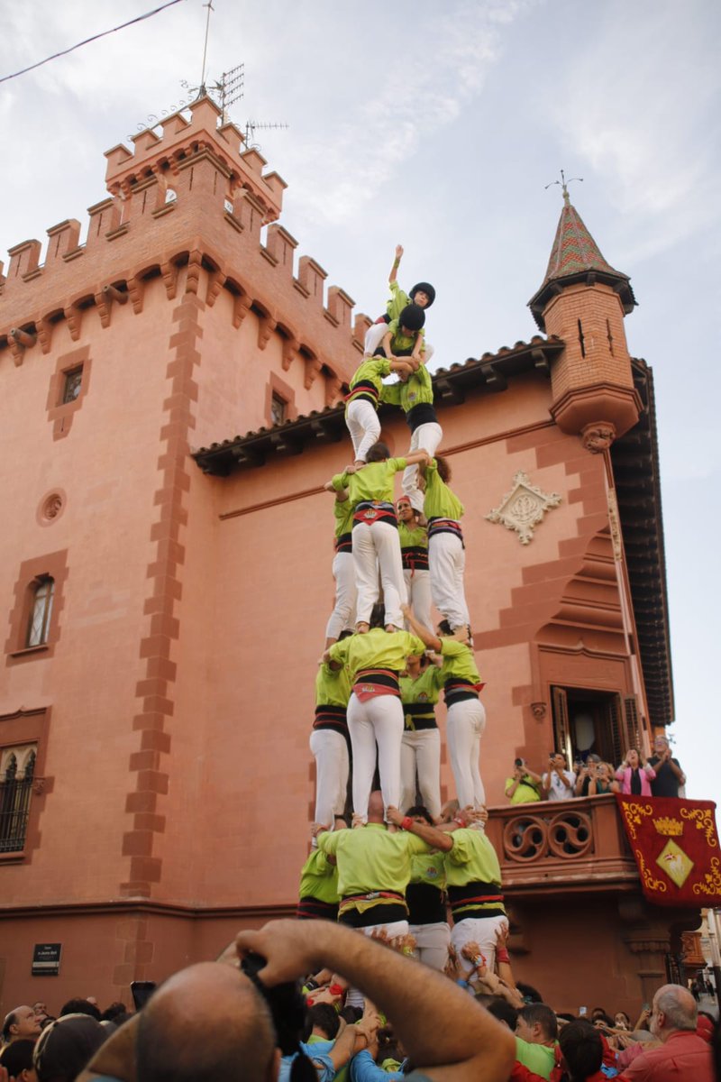 TietToni's tweet photo. Els fluorescents han  descarregat el 4d7 a la FM de Viladecans. #castells #castellsenxarxa https://t.co/4NeLPiwwa5