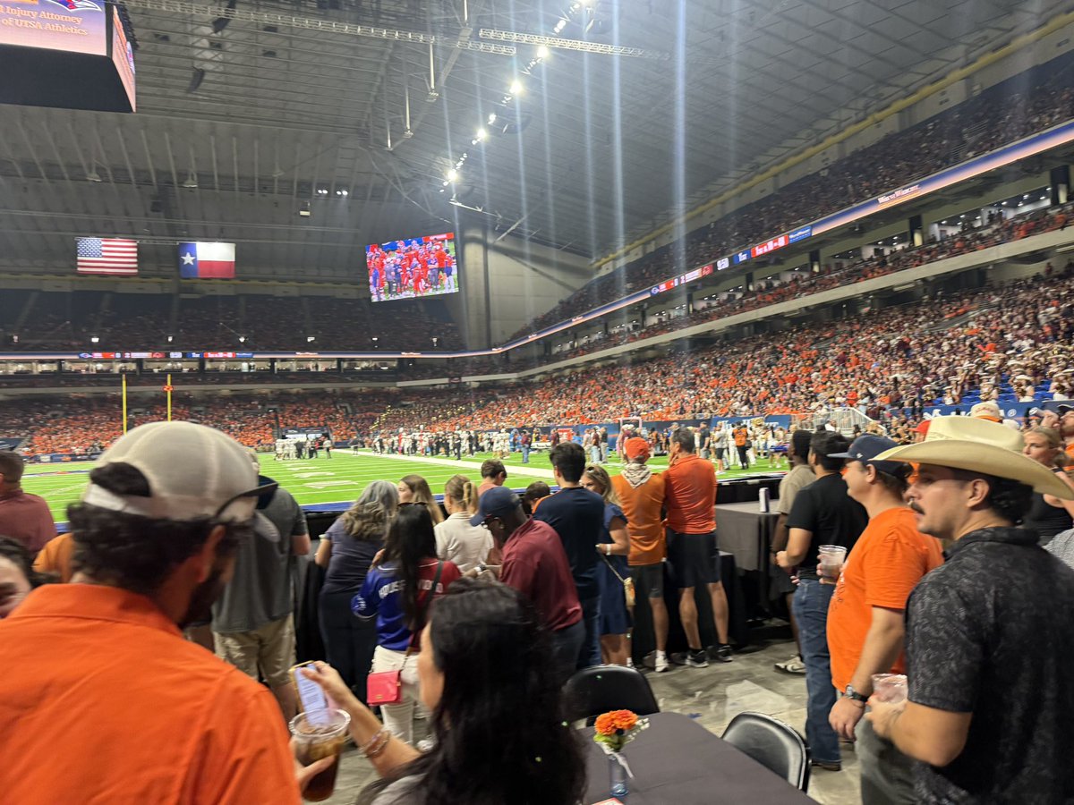 Big crowd in the dome! Go Runners!!