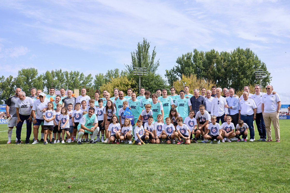 Gracias a todos los que habéis venido hoy hasta Almansa para ayudar  al pequeño Javi Martínez. Ha sido un honor participar y un placer reencontrarme con compañeros, para disfrutar del fútbol por una causa tan especial.