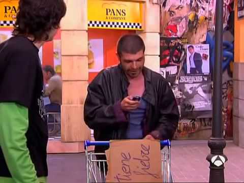 - ¿Has apuntado bien? 627...
- Que sí, que ya esta 
- 20 €, de puta madre...! Venga  vamos hacernos un selfie, para mi tia la choni que vea que tengo amigos