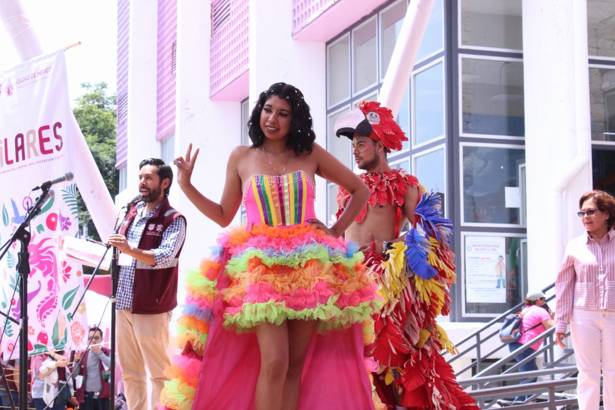 CdmxPilares's tweet photo. ¡Desfilamos la creatividad en #PILARES!✨
Con un Show de medio tiempo, usuarixs del taller de confección textil realizó una pasarela llena de estilo y talento en el 3er Encuentro de Tecnologías con Personas Mayores.👗👖
👀¿Qué te pareció?  
#ReconectaEnPILARES https://t.co/ESveIZfC0D