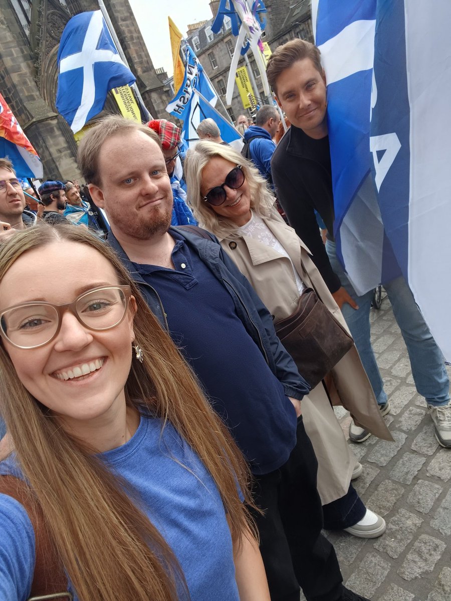 CaitlinKeeper's tweet photo. The atmosphere in Edinburgh today was pretty amazing. We are still here and we are still YES! 🏴󠁧󠁢󠁳󠁣󠁴󠁿 #AUOB #AlbaForIndependence #ListVoteAlba https://t.co/w1a54ipwPJ