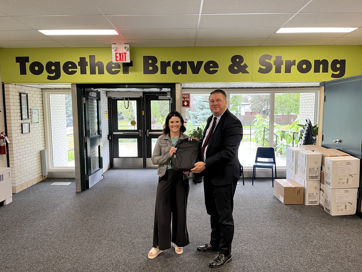 MarkWasyliw's tweet image. It was my pleasure to take part in the #kitsforkids program by bringing backpacks full of school supplies to Fort Garry schools. Thanks @telus for administering this program. #mbpoli