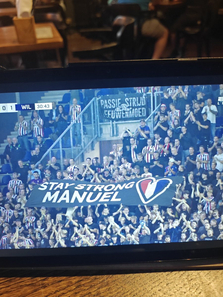 Sterkte Manuel ❤️

En diep respect naar het publiek van Cambuur voor het bijdragen aan dit eerbetoon. Kippenvel.

#camWIL