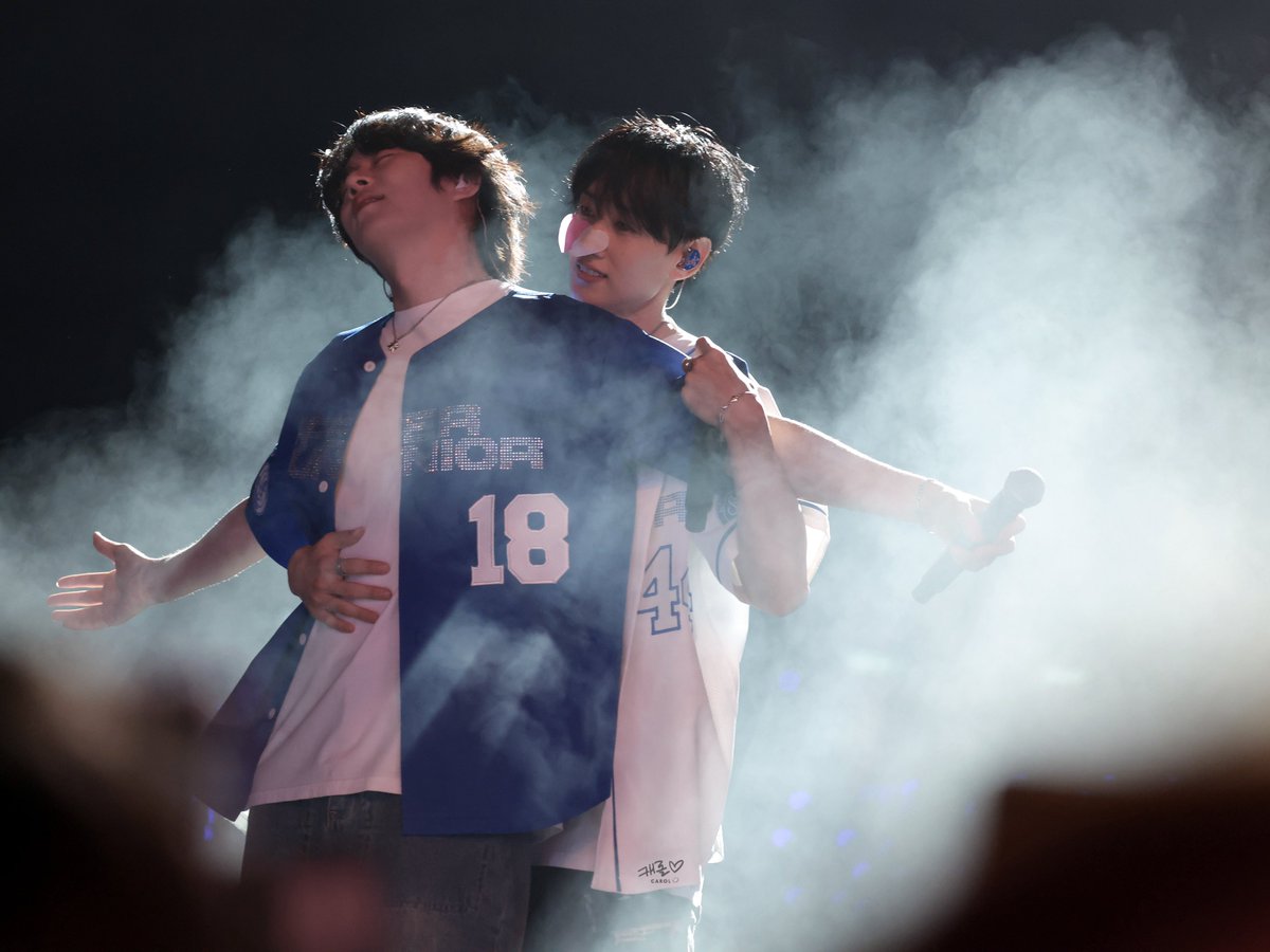 carolkeiii's tweet photo. 우리 절친 💙💙

<SUPER SHOW 10> in HONG KONG DAY 2
2025.09.06

#희철 #HEECHUL
#은혁 #EUNHYUK
#슈퍼주니어 #SUPERJUNIOR https://t.co/od8nDwarWe