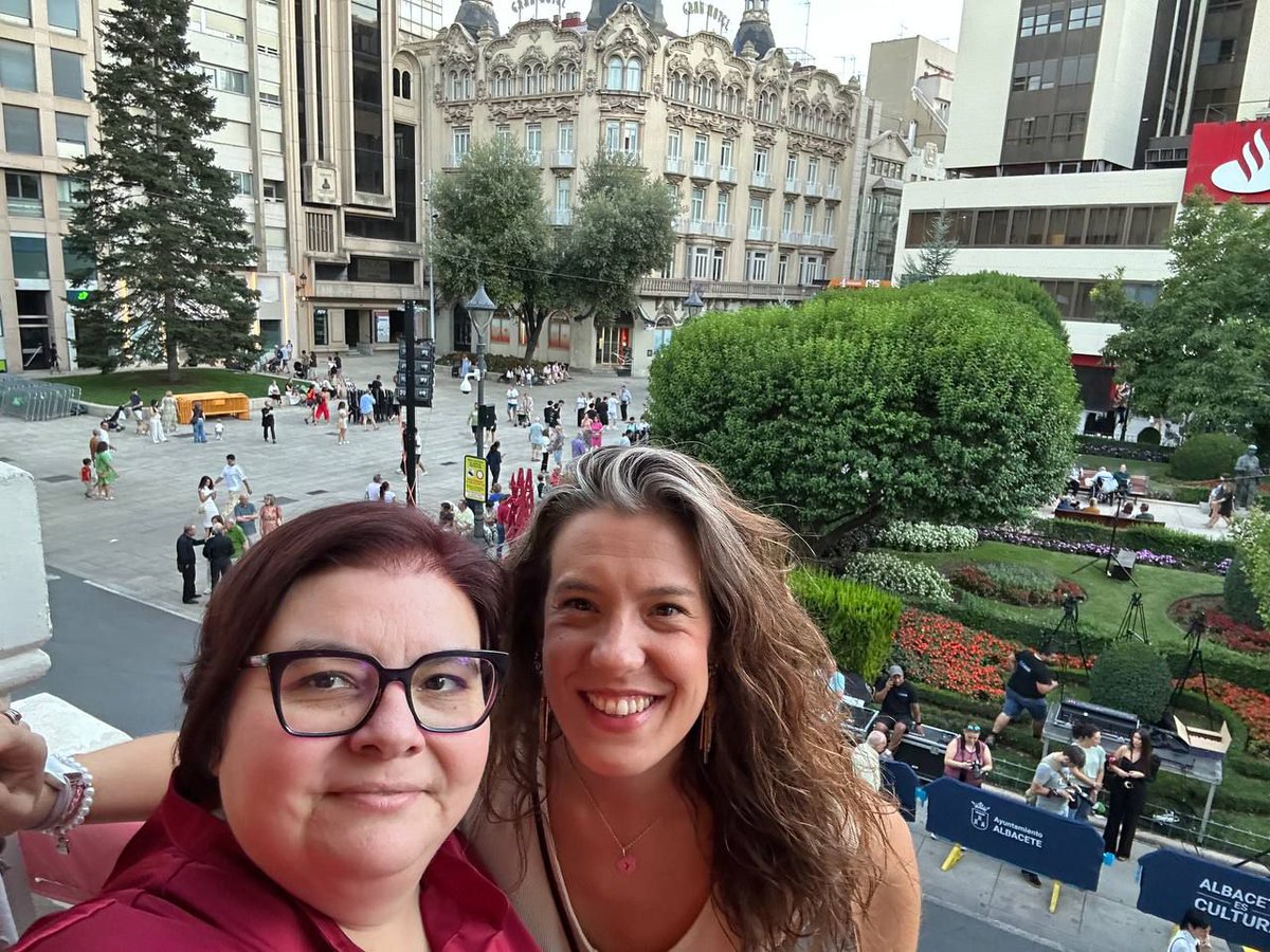 #FeriaAlbacete2025, la mejor de España (y del mundo).

Nieves Navarro, de la mano del artista Santi Flores, disfrutó del pregón que da paso a días de tradición, arte y chorimorcis.

¡Y que no falten los miguelitos! 

#Albacete #UnidasPodemos