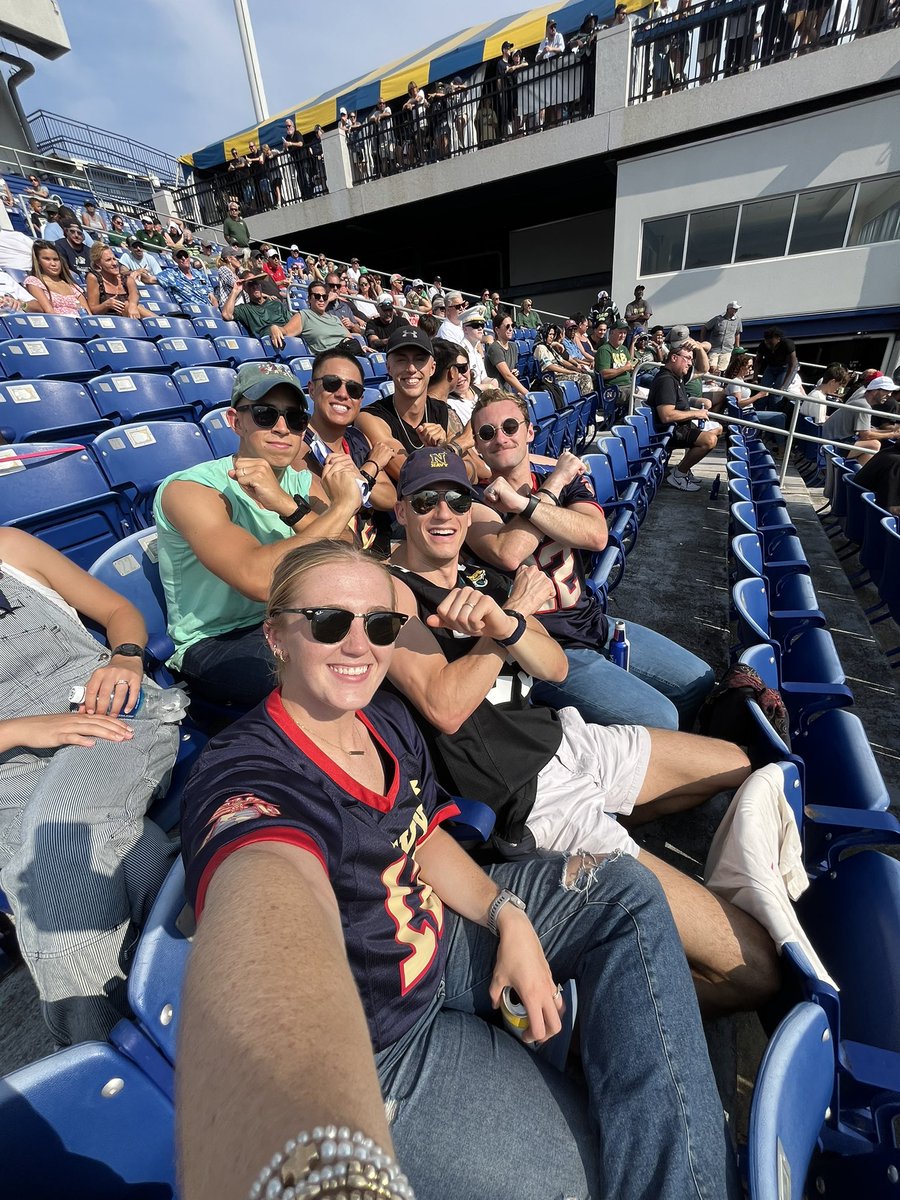 Maggieward_'s tweet photo. #GoNavy #LetEmKnow Oorah https://t.co/R1lHr6a6A8
