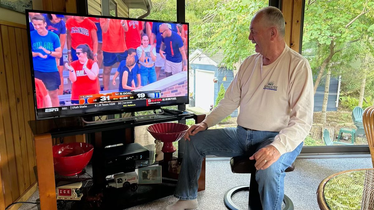 Where #Illini Nation was watching:

news-gazette.com/sports/photo-g…
