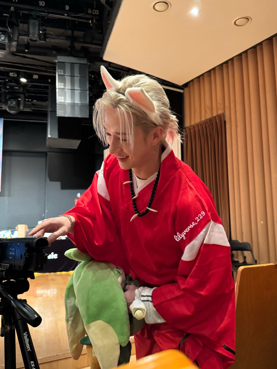 lilyverse_229's tweet photo. i looked away for one second and the next Chan was here monitoring (?) this girl’s camera right in front of me 😭😭😭😭😭😭

250906 apple music fansign https://t.co/TDxcEGtUY2