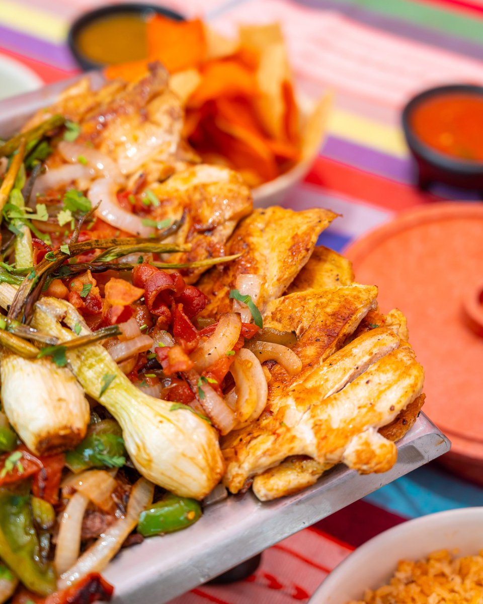 Have you tried our 𝗙𝗔𝗠𝗜𝗟𝗬 𝗠𝗘𝗔𝗟 𝗣𝗔𝗖𝗞𝗦 yet? 🍴 

Perfect for busy nights or gatherings, these meals are made to share and available all year round. Order today and bring the taste of Viola’s to your table. ➡️ bit.ly/3I9iFbI