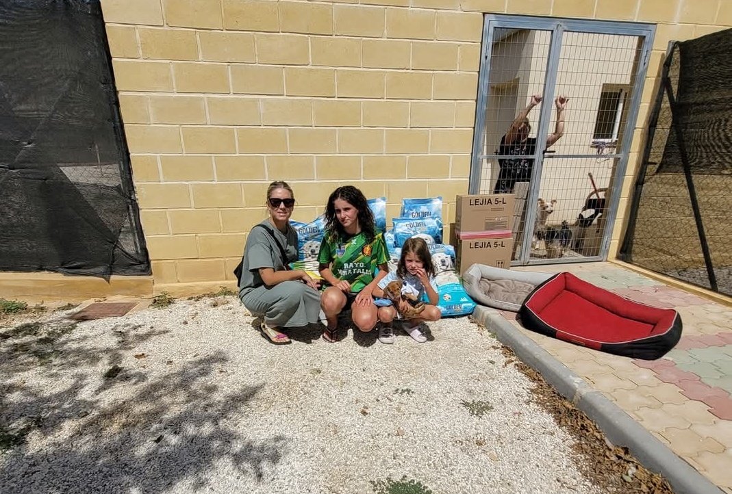 Muchas gracias a Mariola y Tomás que hoy han celebrado su boda en Moratalla y han tenido el detalle de donar a nuestros peludos pienso, comida húmeda, lejía y mucho amor
El dinero destinado a comprar los recuerdos para sus invitados lo han invertido en ayuda para los perritos❤️