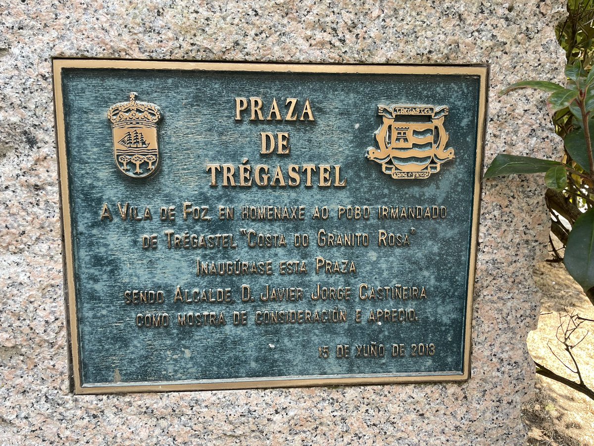 Catro anos pasando practicamente acotío por aquí e só hoxe reparei nisto. Matarme era pouco.