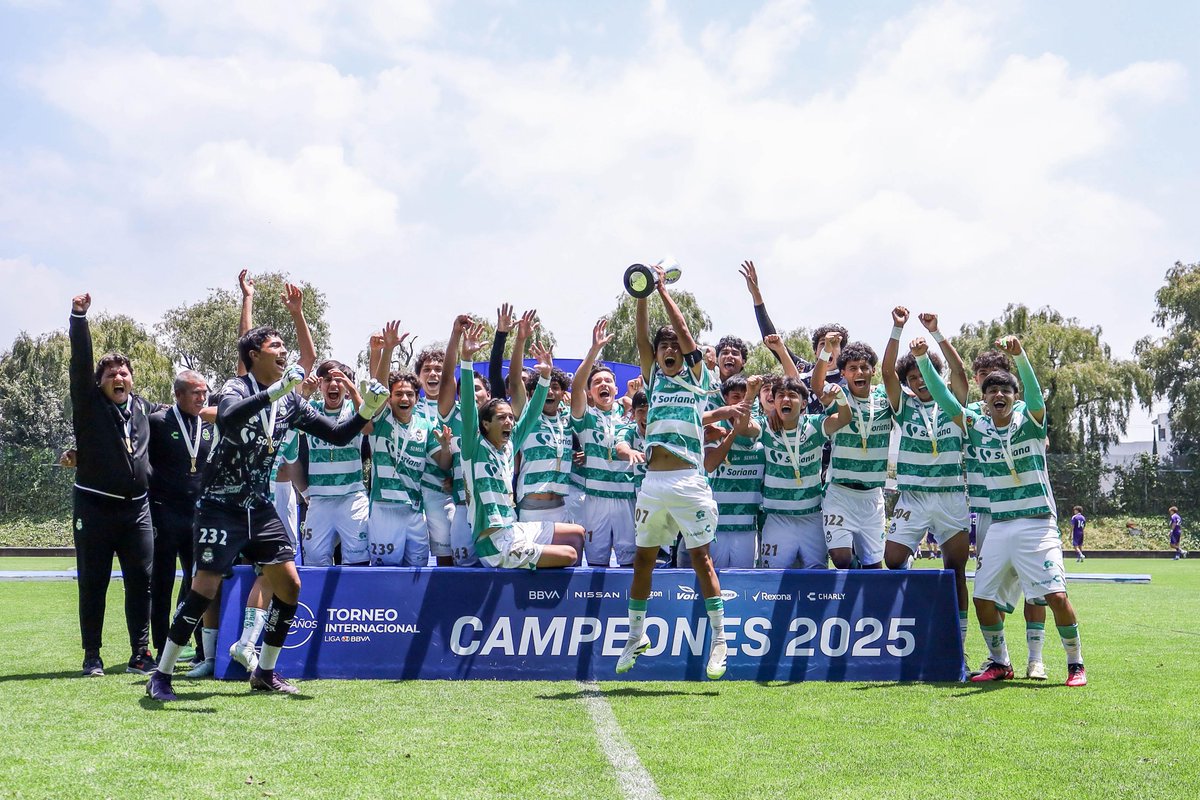 12_somos's tweet photo. Los Guerreros Sub 17 se proclamaron campeones del Torneo Internacional de Fuerzas Básicas, sumando un nuevo título a la historia de la Cantera Guerrera, que ya presume 9 coronas en distintas categorías de Liga MX. https://t.co/4NaozAvp9l