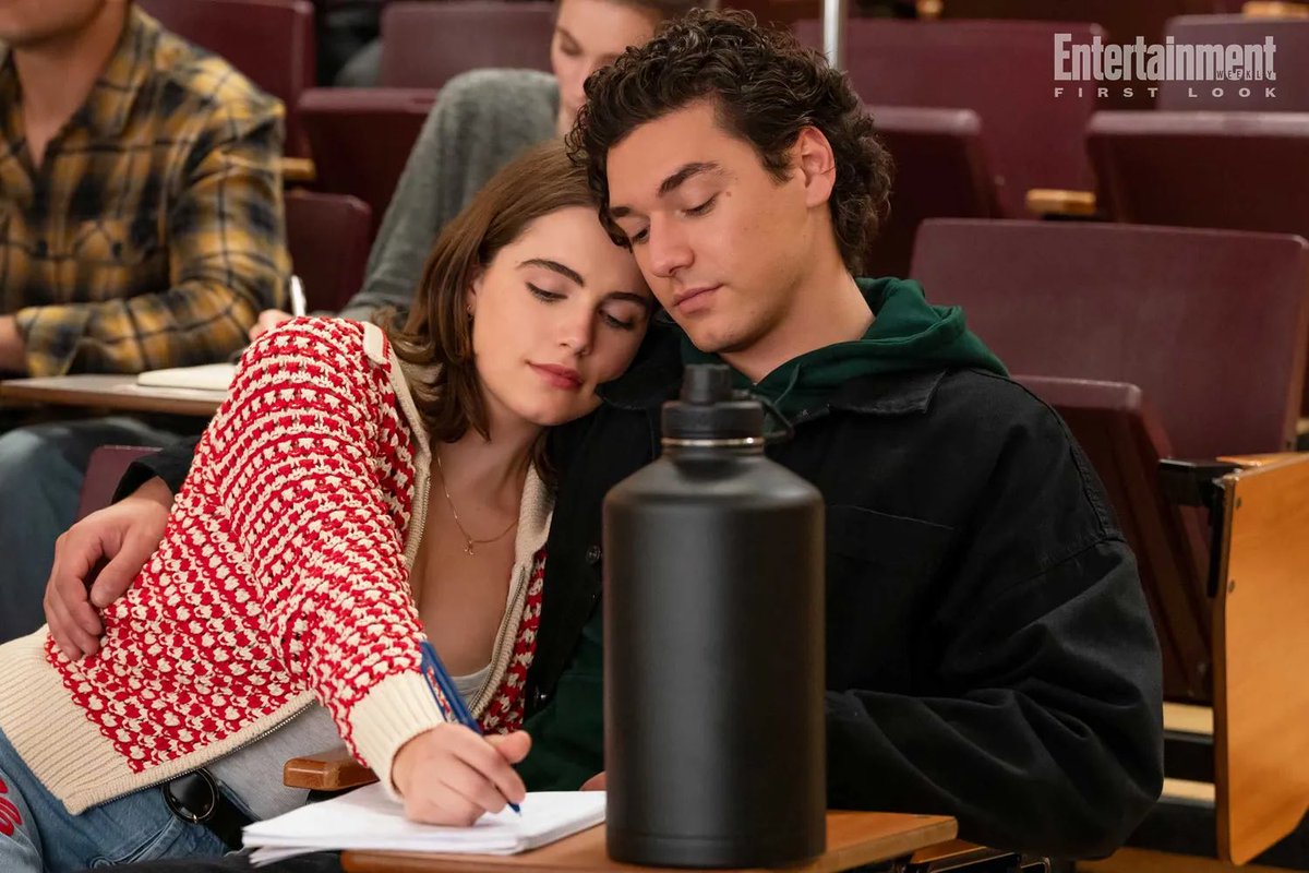 GigiHadidBR's tweet photo. A GENTE AMA! A Ella Bright em sua personagem Hannah Wells para série Off Campus estará usando a Kirby Jacket da Guest In Residence! ❤️ https://t.co/E8IOzgvIl8