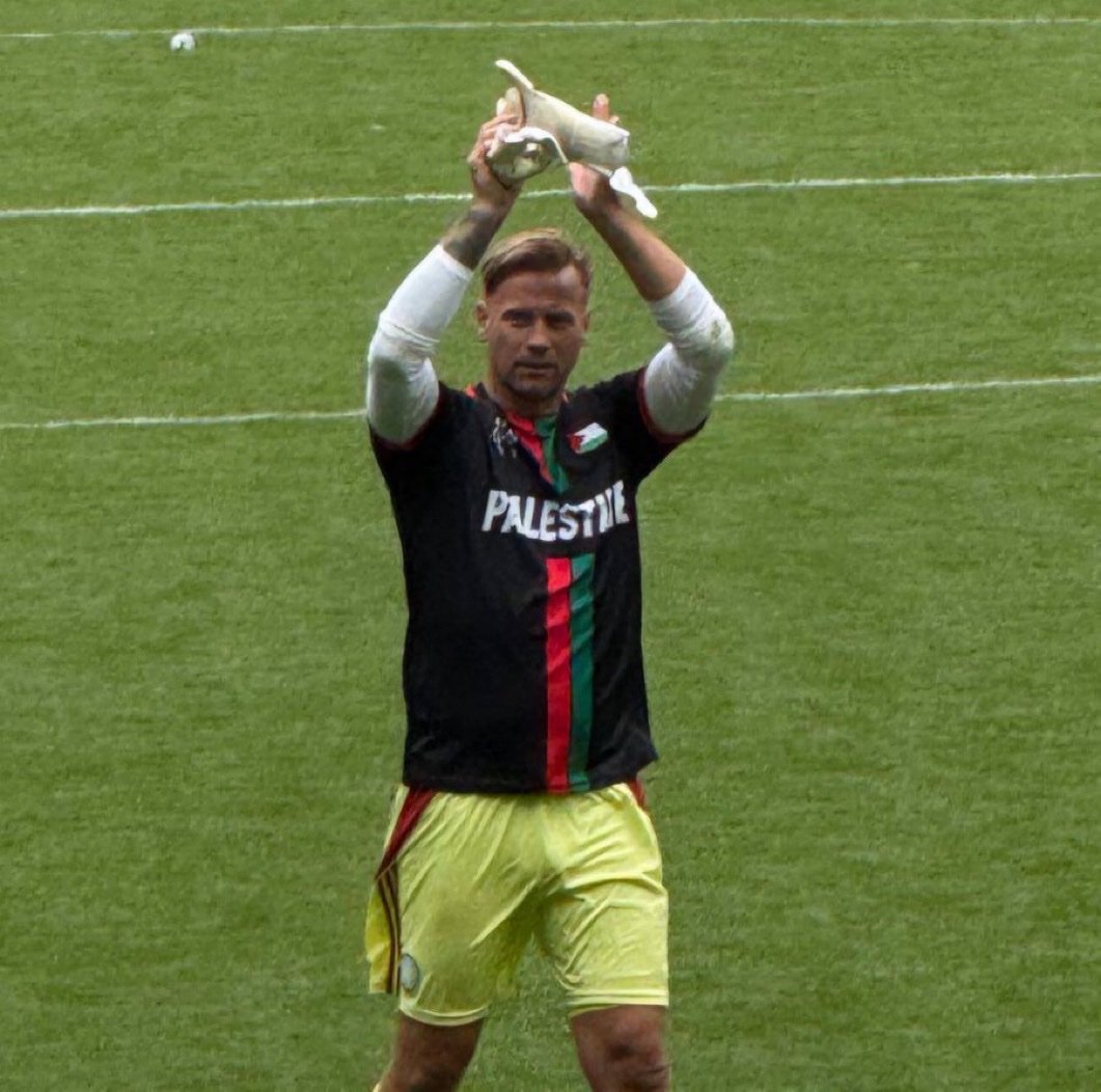 Celtic legend Artur Boruc wears a Palestine shirt at Celtic Park, following a legends charity match between Celtic and Manchester United 👏🏻