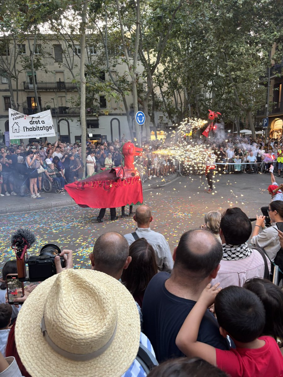 Avui s’ha donat la sortida oficial a la #FestaMajorPoblenou2025 amb  pregó a càrrec de Mn. Francesc Romeu.  Unes festes plenes de tot tipus d’activitats per gaudir tots plegats. Moltes gràcies a la <a href="/entitatspoble9/">Entitats Poblenou</a> i a totes les entitats i associacions que feu possible aquesta