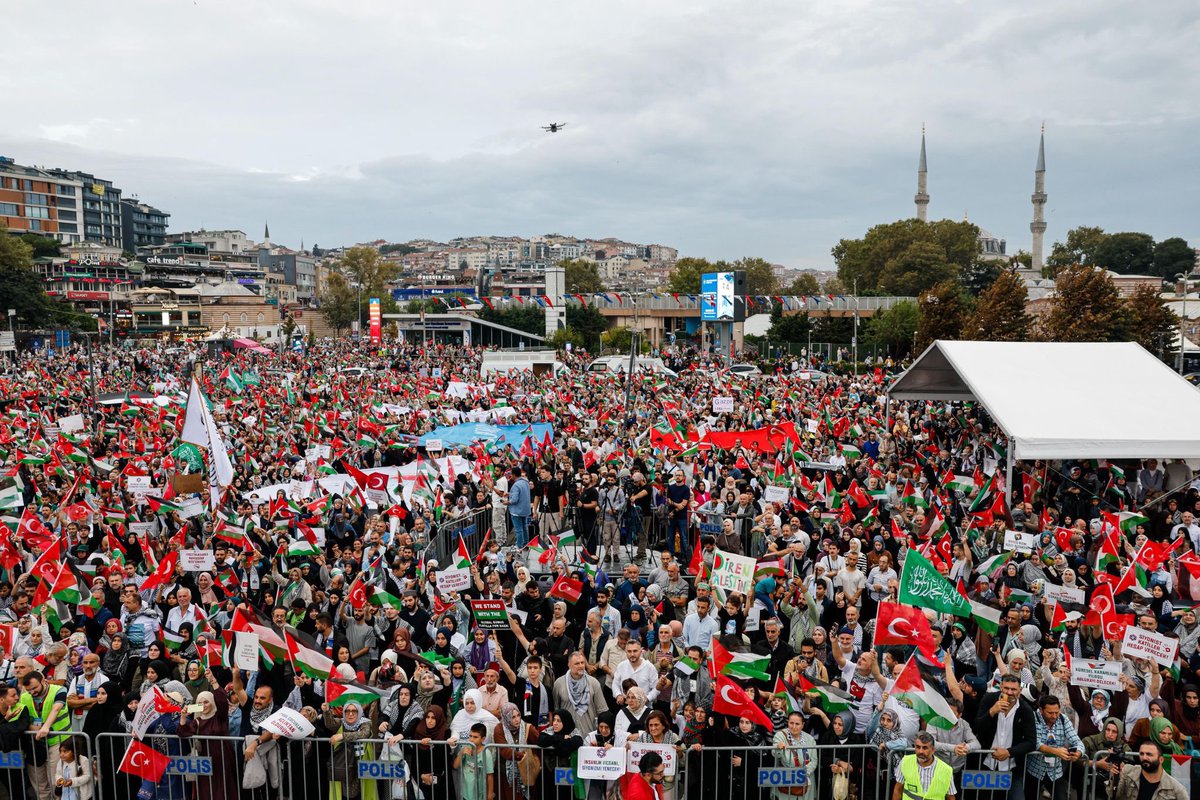 Bütün insanlık ailesi için tehdit haline gelen İsrail’in işlediği soykırım, insanlığa karşı suçlar ve savaş suçlarını telin etmek amacıyla Üsküdar’da büyük bir katılımla yürüdük. Yürüyüşümüze ve basın açıklamamıza destek vererek yanımızda olan kıymetli vatandaşlarımıza gönülden