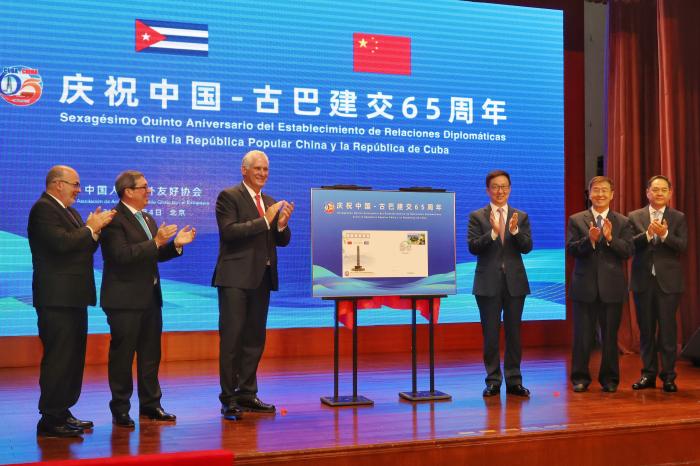 La hermandad entre #Cuba y #China es indestructible. #LatirAvileño #SinPerderUnDía <a href="/AlfreMene37409/">Alfre Menendez</a> <a href="/DiazCanelB/">Miguel Díaz-Canel Bermúdez</a> <a href="/DrRobertoMOjeda/">Dr. Roberto Morales Ojeda</a> <a href="/PartidoPCC/">Partido Comunista de Cuba</a>