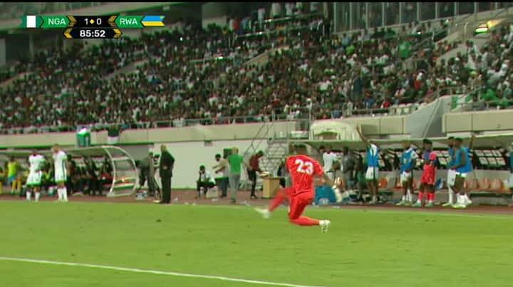 MrLite0's tweet photo. Na here I take confirm say Rwanda no fit score Nigeria for this match because e remain small make Nwabali fly follow ball.😂😂

Happiness no gree me since, this winning still dey sweet me.

I know say South Africans don dey fear already..

#NGARWA #SouthAfrica https://t.co/iP4qpihReq