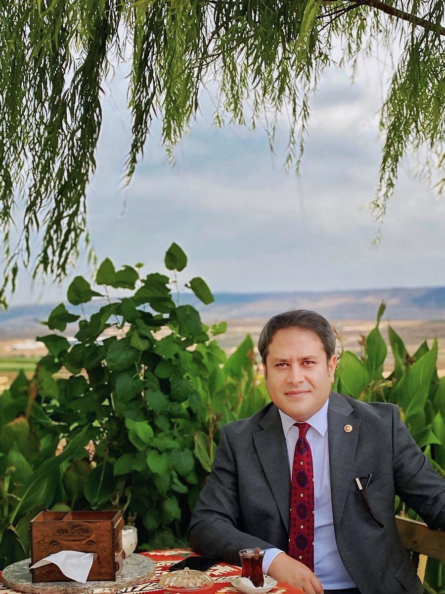 Yılgın rüzgarlardan, sarsıcı ve savurucu dalgalardan yorgun ve bitap, demir atılmış sütliman bir rıhtımdır Anadolu…

Müşfik bir ana kucağıdır Anadolu… 
Bir sığınaktır her coğrafyadan, her dilden, her dinden kula. Kudretli ve kadim bir çınar misali, mümbit ve merhametli bir