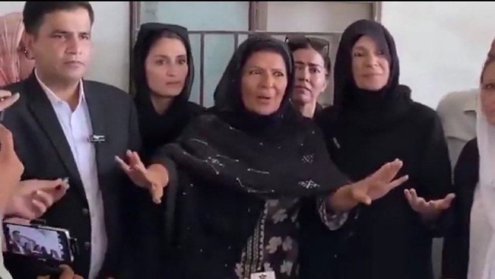 HDSaB10's tweet photo. علیمہ خان کی جرت اور بہادری کو سلام! https://t.co/HGO0MQDb4l