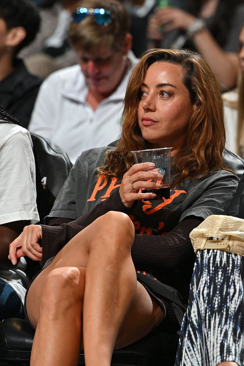 aubrey plaza archive tweet media