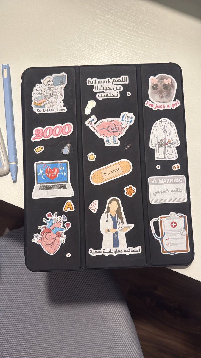 " أؤمن إن التخصص اللي تحبه
 لازم يبان حتى في أبسط الأشياء " 

حتى أيبادي صار يتنفس معلوماتية صحية 👩🏻‍💻💉 🎀
و الأجمل إنها من تصميمي 💫