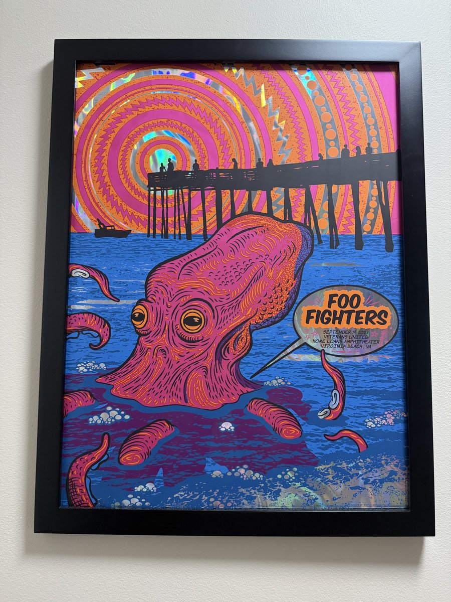 Finally got this puppy framed. The colors look so good with my Foo poster.