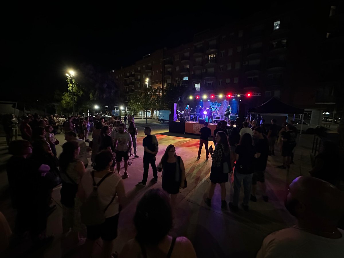 🔴 CONCERT

🎸 El Parc de l'Estatut acull ara mateix el concert “Surfin’ 2 Llobregat Fest”, amb algunes de les bandes de punk i rock més representatives d'Olesa: Els Qutr3s, els Reanimators i els MonsterRats.

#Olesa