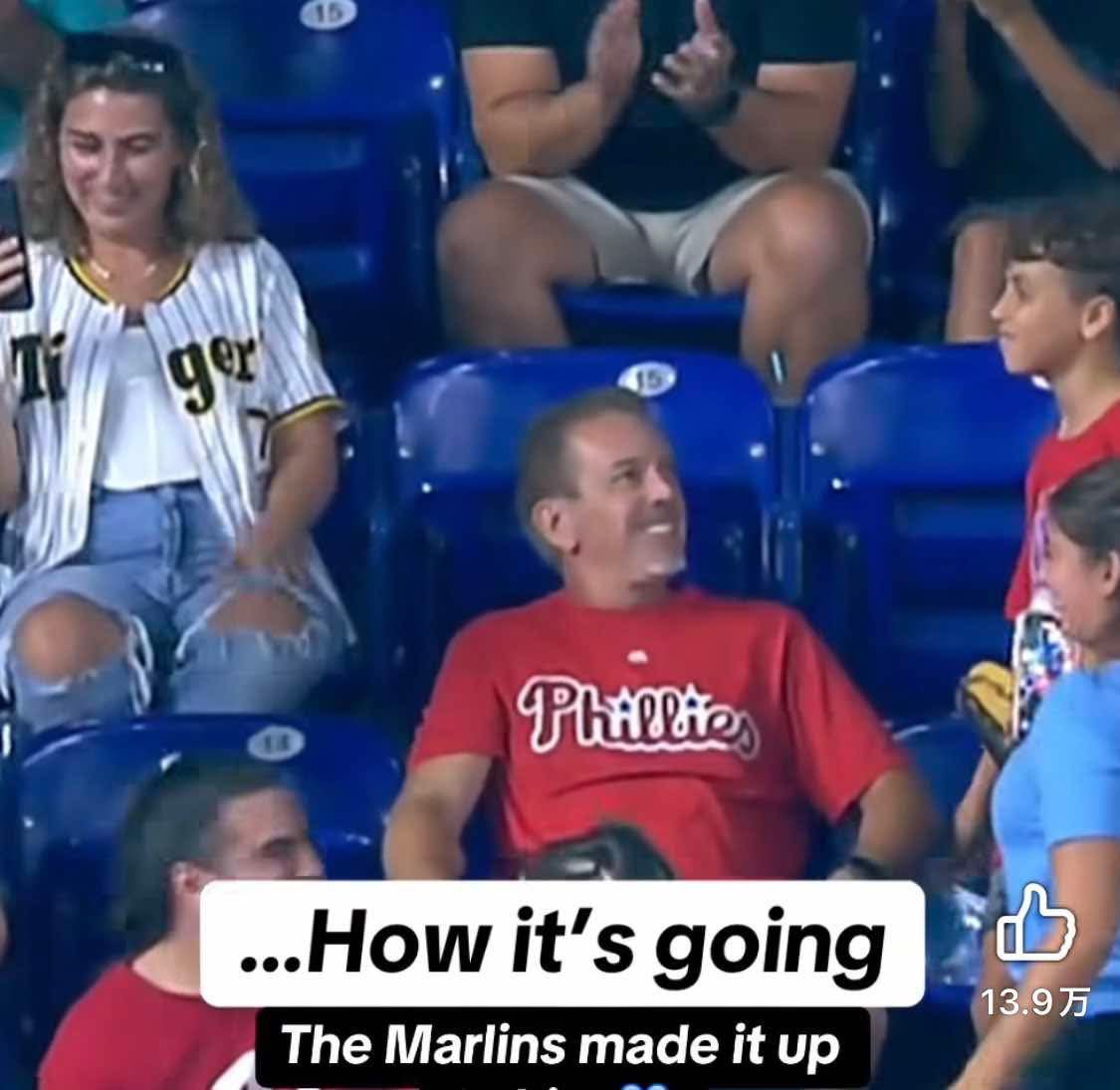 ホームランボールを奪われた少年
見かねたマーリンズが代わりにお土産を渡した心温まるシーンだが

なぜ、そこにタテジマが？？？
#hanshintigers #阪神タイガース