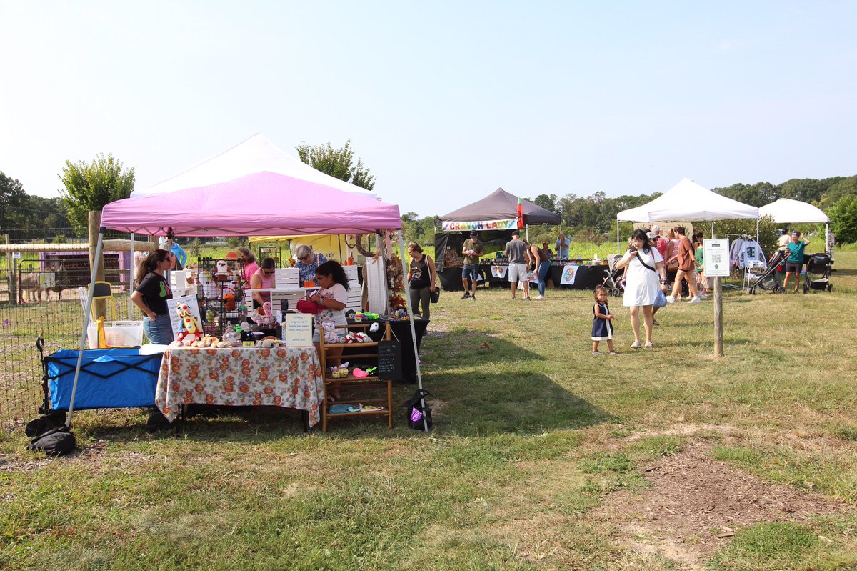 shorelocalnews's tweet image. Reed’s Farm Fall Fest was a great day out with something for everyone. It included 50+ vendors featuring vintage, sustainable and upcycled goods, plants, crafts, original art, cottage foods, handmade goods and much more!
Photo by Tynan Hand.

#ReedsFarm #NewJersey #ShoreLocal