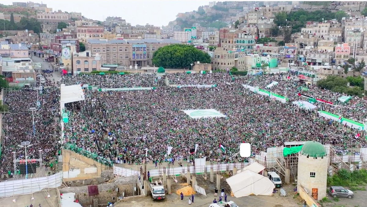 ساحة العشق المحمدي في مدينة #حجة .. 
جاوزت الحشود الساحة وفاضت إلى خارجها، 
وهنا جدد أحفاد الأنصار عهد أجدادهم مع الحبيب المصطفى صلوات الله عليه وآله إيماناً ونفيراً وجهاداً، في لوحة وفاء وولاء لا تضاهى 
#المولد_النبوي_الشريف