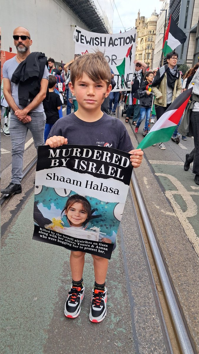ManPalestine's tweet image. A young English boy on the Manchester demonstration today highlighting a young Gaza girl Shaam Halasa who had no chance to grow and live a full life, one of at least 20000 children murdered by Israel in 2 years and so many more in Israel's 77 year ethnic cleansing of Palestine.