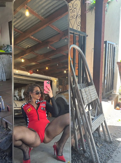 OOTD: what do we think? https://t.co/eOclEkxCDt<a href="/tag/eatonfire"class="tags"><span>#eatonfire</span></a>