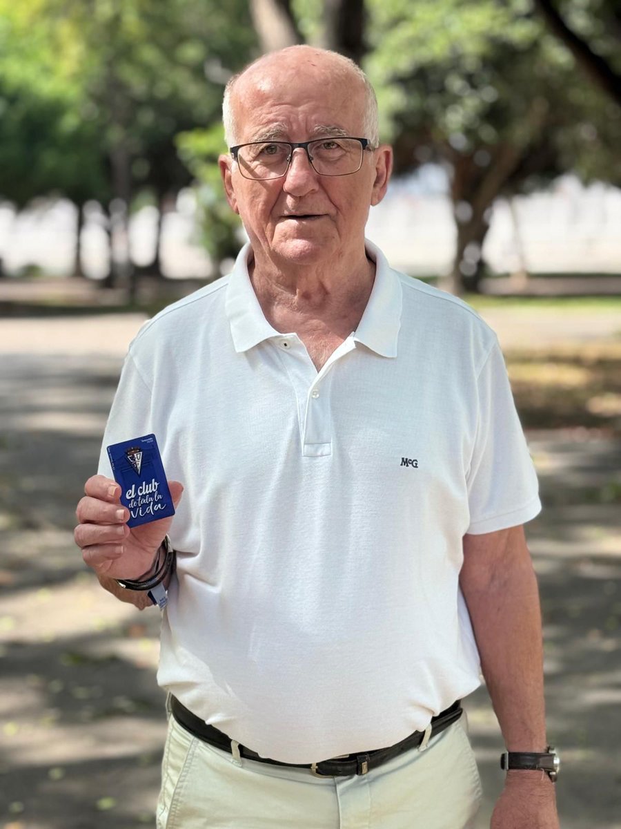 Este es Mariano Ayan, leyenda azulina. Internacional en la selección española juv durante el Europeo de Rumania 1962 jugando en el CDSF (nombrado mejor jugador del torneo). 
Podría  entrar gratis por ser  veterano, pero decide DAR EJEMPLO Y APORTAR  SU GRANITO. 
Genio y figura.