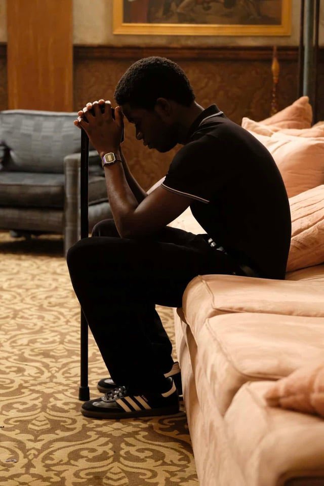 Ousmane Dembélé qui débarque à la cérémonie du ballon d’or avec une canne à la Franklin saint et un big costard full black avec des lunettes noir pitié