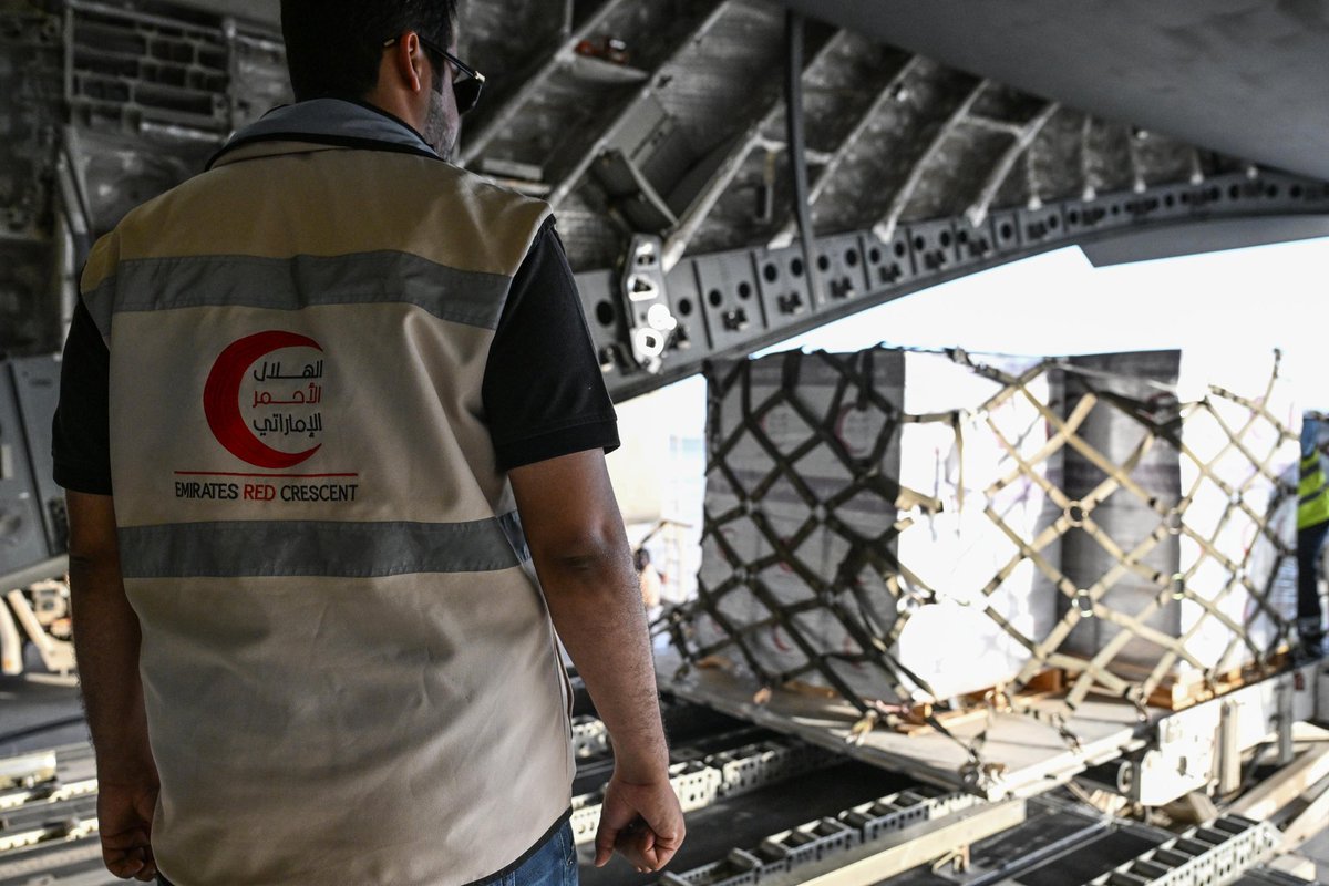 بتوجيهات #رئيس_الدولة .. سيدي صاحب السمو الشيخ محمد بن زايد آل نهيان 🇦🇪🤍
تواصل #الإمارات إرسال الجسر الجوي والإغاثي إلى #أفغانستان، بطائرات وسفينة مساعدات عاجلة لدعم المتضررين من الزلزال، وتجسيدًا لنهجها الإنساني في مساندة الشعوب وقت الأزمات
#الامارات_وطن_الانسانية 🕊️