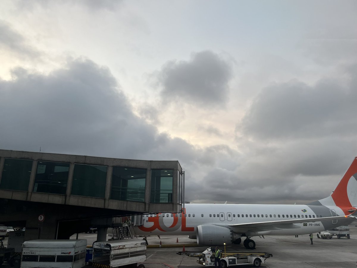Nuvens, possivelmente da Frente fria com garoa leve nesse momento no aeroporto dê Congonhas em São Paulo. 
Imagem de dentro do avião. 
<a href="/metsul/">MetSul.com</a>