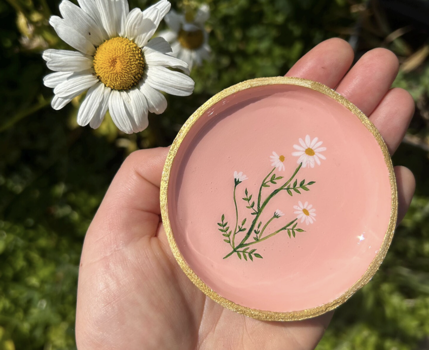 Happy handmade daisy ring dish 🌸 
All arrive boxed &amp; gift wrapped 

cwphotoart.etsy.com/listing/430977…

#ukgiftam #ukgifthour #cwordseptember #handmade