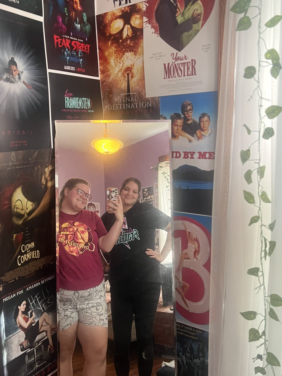 i had the best weekend with <a href="/johnnyslawrence/">bella</a> planning our hhn and scareadise trip and i already miss her 🫶