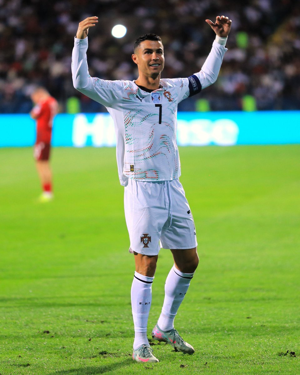 ActuCR7_'s tweet photo. 🚨🔙 | 𝗖𝗢𝗠𝗠𝗘𝗡𝗧 𝗙𝗘𝗥𝗠𝗘𝗥 𝗗𝗘𝗦 𝗕𝗢𝗨𝗖𝗛𝗘𝗦 !? 👀

En 2019, Frank Lebœuf 🇫🇷, analyste pour ESPN, affirmait que Cristiano Ronaldo 🇵🇹 n’atteindrait jamais les 800 buts en carrière, le jour même où il inscrivait son 700e.

Le GOAT a aujourd’hui marqué son 942e but. 🐐 https://t.co/MU5slkBjNB