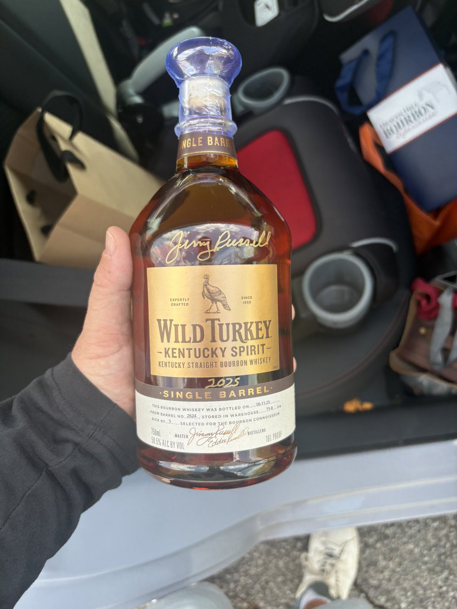 Ian28000430's tweet photo. What a special way to end a day Kentucky. I never thought I’d have the opportunity to meet him.
#bourbon #whiskey #jimmyrussel #wildturkey @BourbEnthusiasm @d_tao https://t.co/bH4svTFhBr