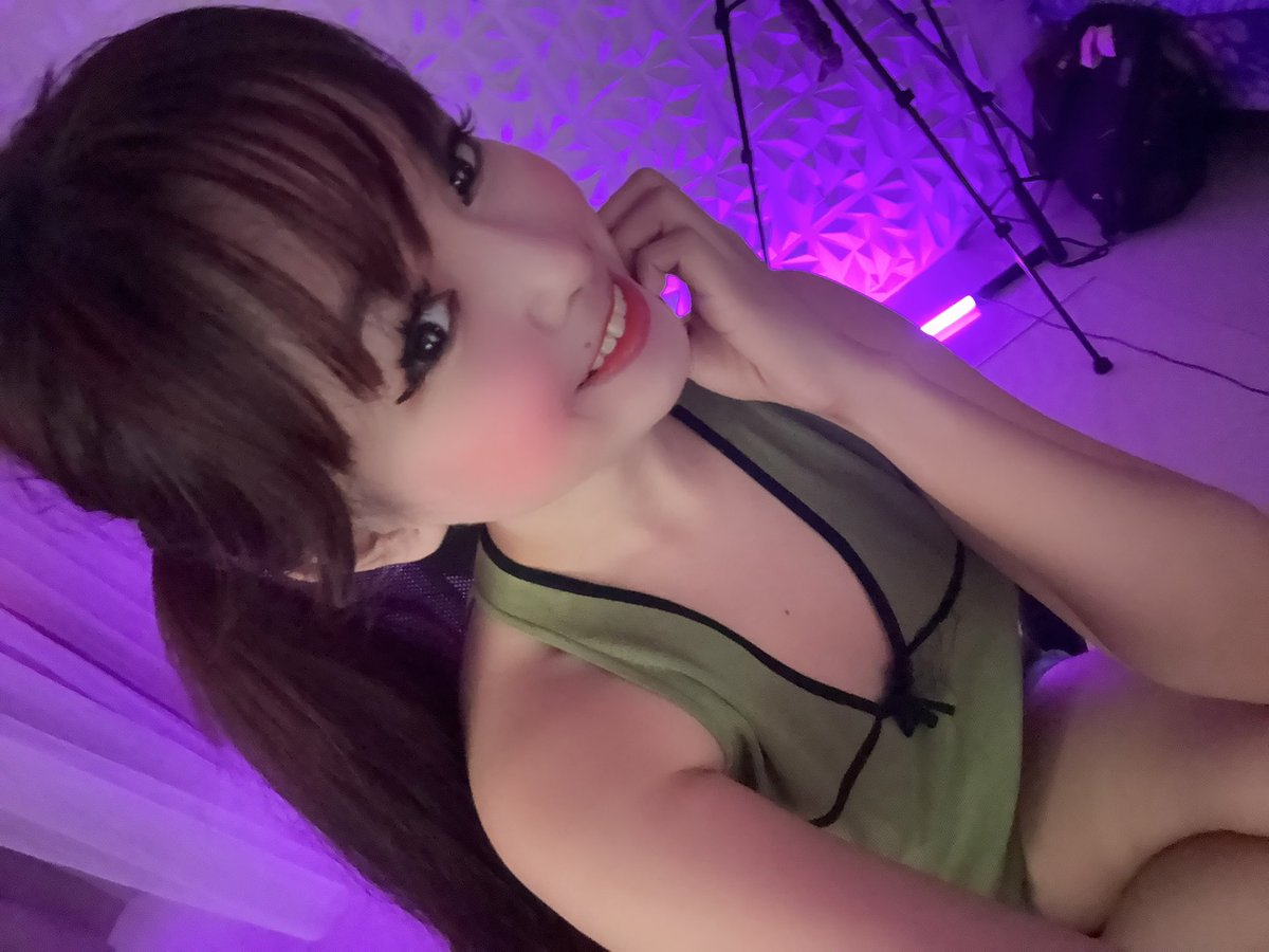 YendereVT's tweet photo. I miss my room but I misses my money more 😂 https://t.co/mjUfJy6Wz9